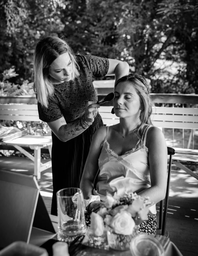 une femme se fait maquiller lors d'un mariage
