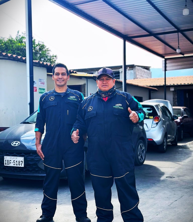 Maestro Edgar Tapia y Javier J. dispuestos a dar todo de su conocimiento para cuidar tu vehículo.