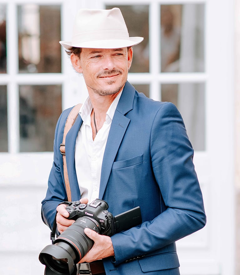 photo de Dimitri Desrues en costume avec son appareil photo