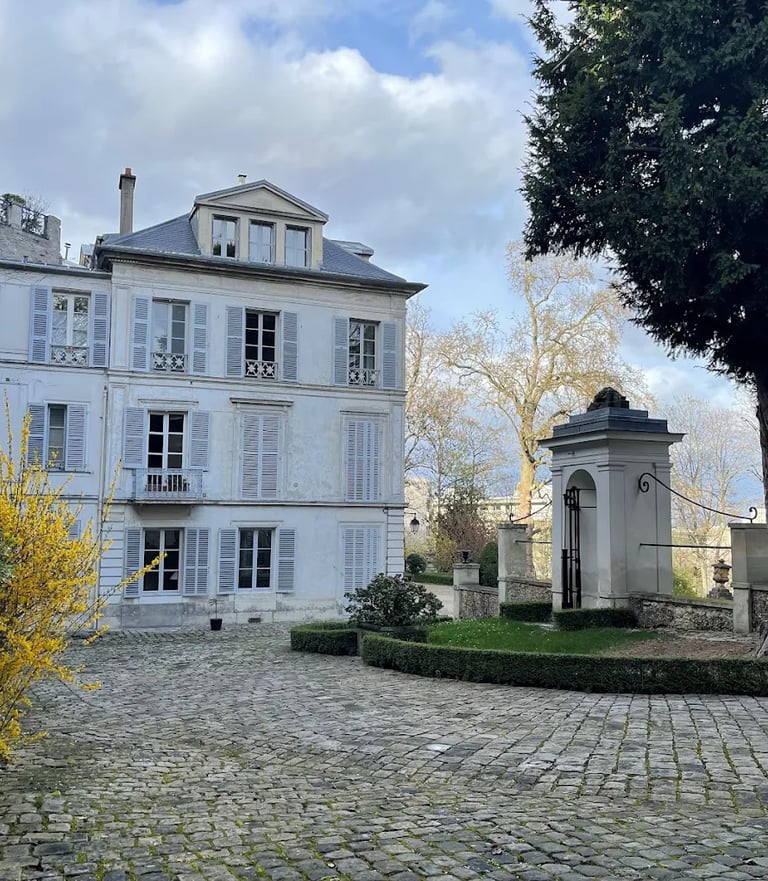 Vue extérieure d'une propriété de caractère dans les Yvelines