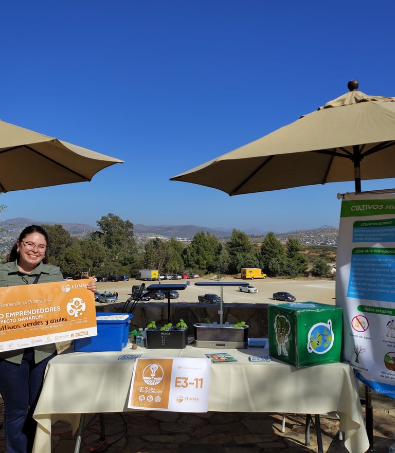 Ecoemprendedores sosteniendo premio en una feria de sostenibilidad