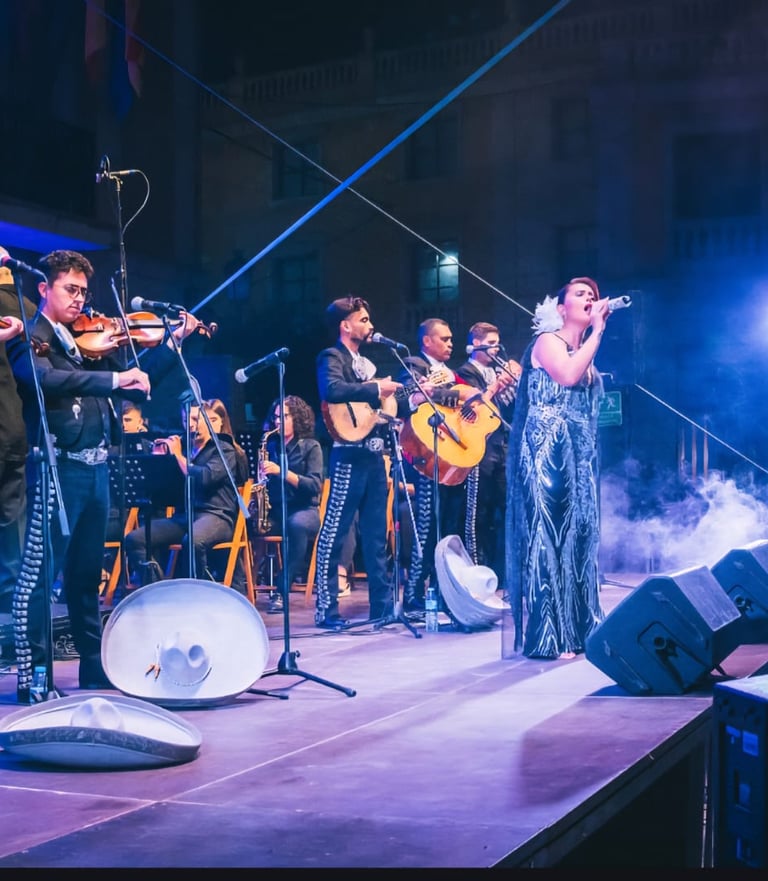 Mariachi Sentimiento Mexicano actuando en vivo en un evento especial en Valencia, con violines, trom
