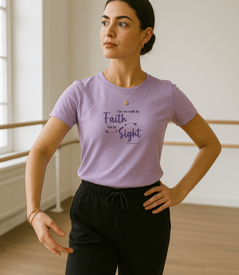 mujer en salón de ballet luciendo una camiseta estampada personalizada