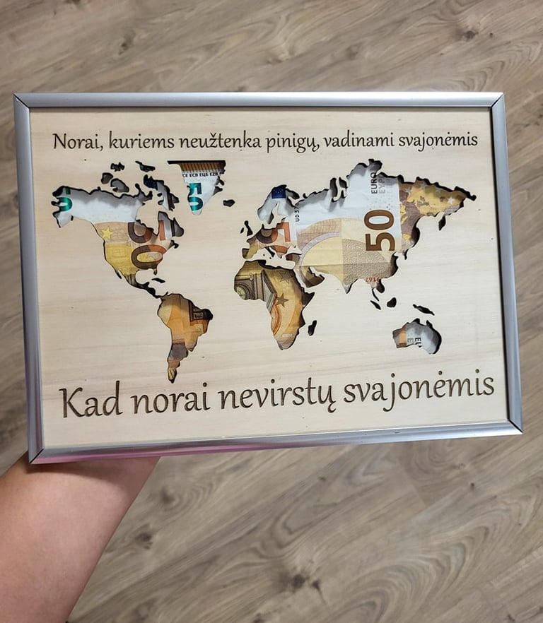Remelis su zemelapiu pinigams sudeti ir isgraviruotu tekstu