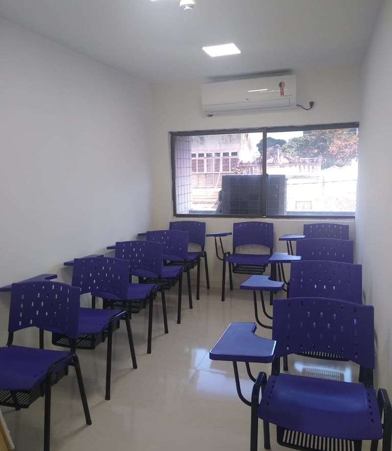 Sala de aula climatizada com 10 carteiras, datashow, notebook, quadro branco para cursos.