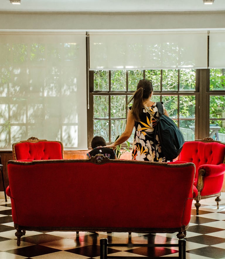 Living del hotel casablanca, con huespedes
