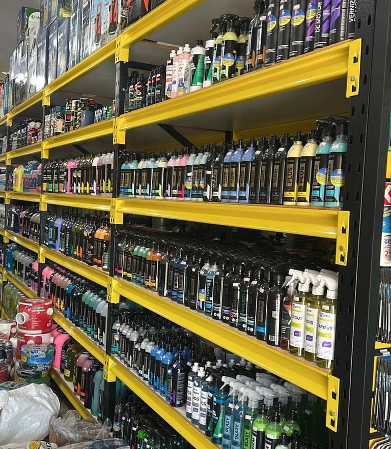 Prateleiras abastecidas com a linha completa de produtos Vonixx para estética e detalhamento automot