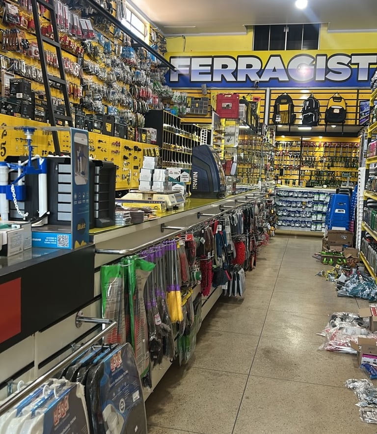 Visão interna dos corredores da Ferragista Central em Anápolis, GO, mostrando balcões e prateleiras