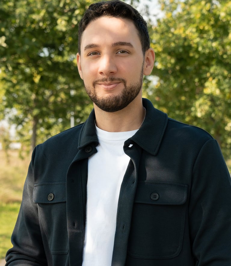 Porträtt av grundaren bakom Keep it visual, en fotograf och videograf för företag.