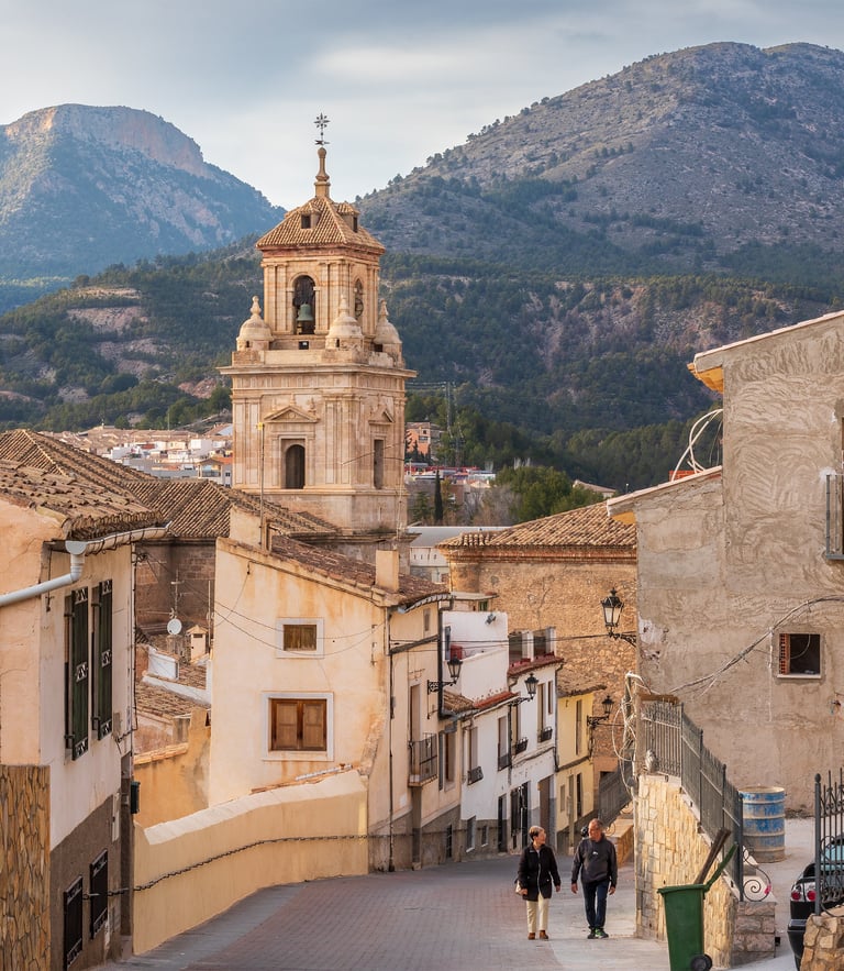One of the streets in the historic center of Caravaca. Photo by Ximonic.