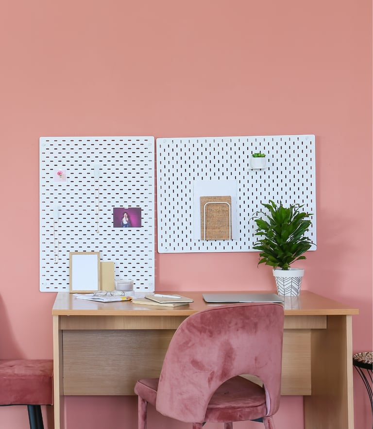 bureau rangé, organisé, épuré, aux couleurs douces