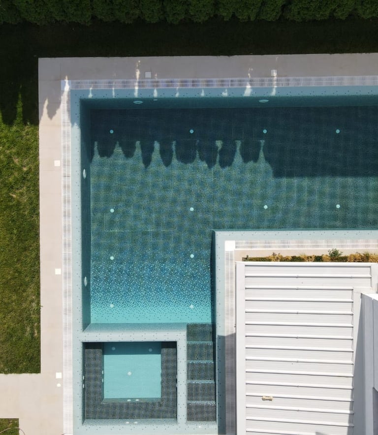 Großer Pool im Garten – Exklusives Glasmosaik für ein luxuriöses Design