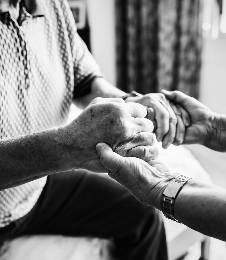 Le sophrologue apporte un bien-être intérieur aux résidents grâce à des séances adaptées.