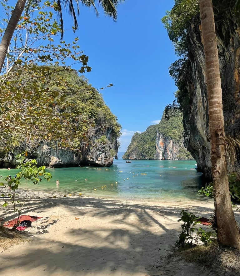 pusta plaża na wyspie w Tajlandii