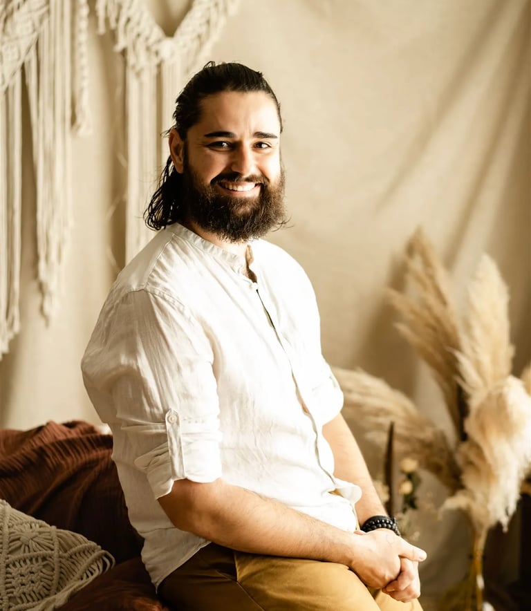 Portrait souriant de Thomas, photographe naissance Gard Papa Ours Photo