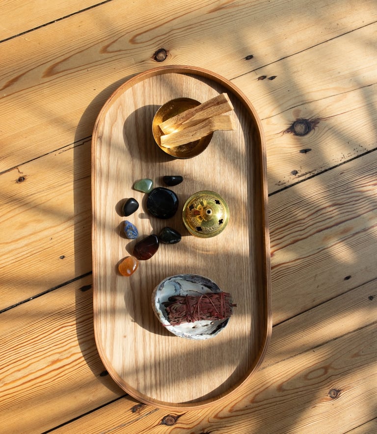 art thérapie : rituel de purification avec palo santo, bâton de sauge et encens puis quartz rose