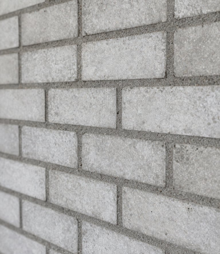 Close-up detail of high-quality masonry work, showcasing perfectly aligned rows of bricks and clean mortar joints, grey and light grey tones, professional architectural photography, Sul Americano / Brasileiro style.