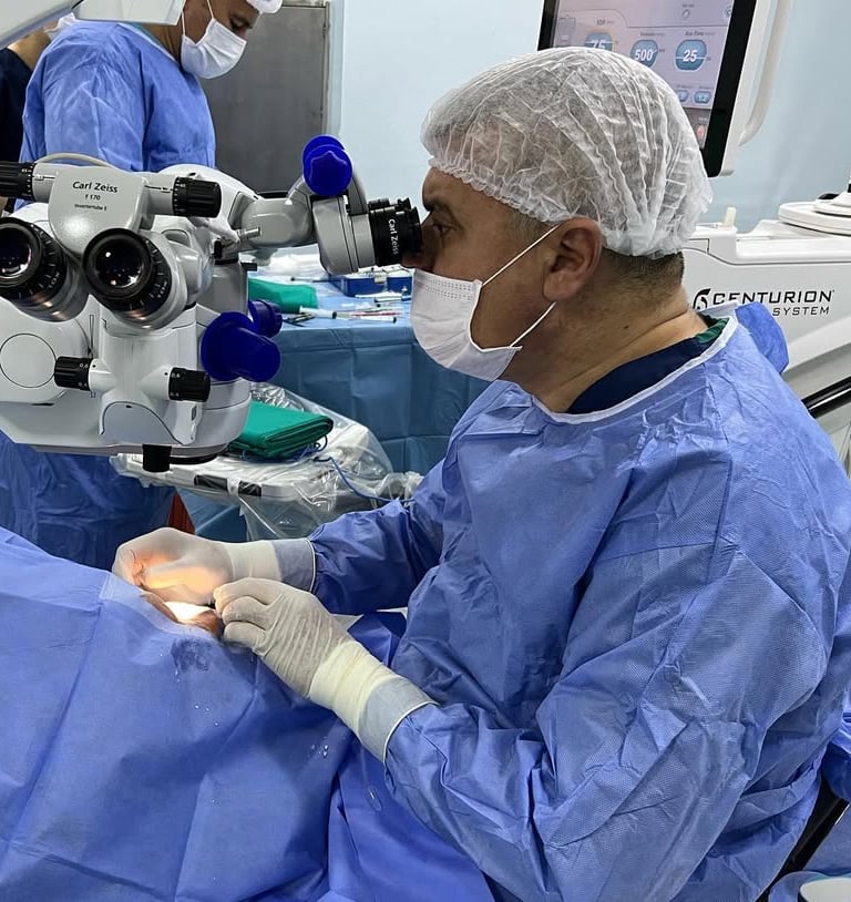 Excimer lazer tedavisi hakkında bilgi veren Göz Doktoru Bakü Op. Dr. M. Şeref Öğretmenoğlu