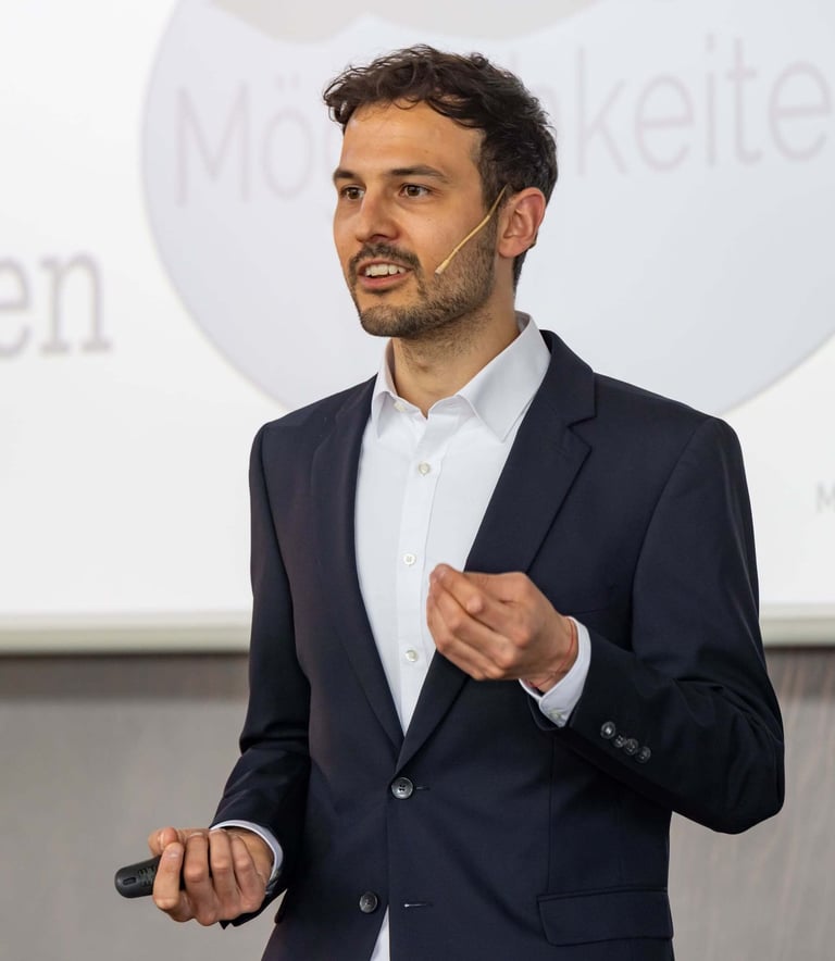 Experte für Klimapsychologie Fabian Hirt hält Vortrag zu Klimapsychologoie und Klimakommuikation