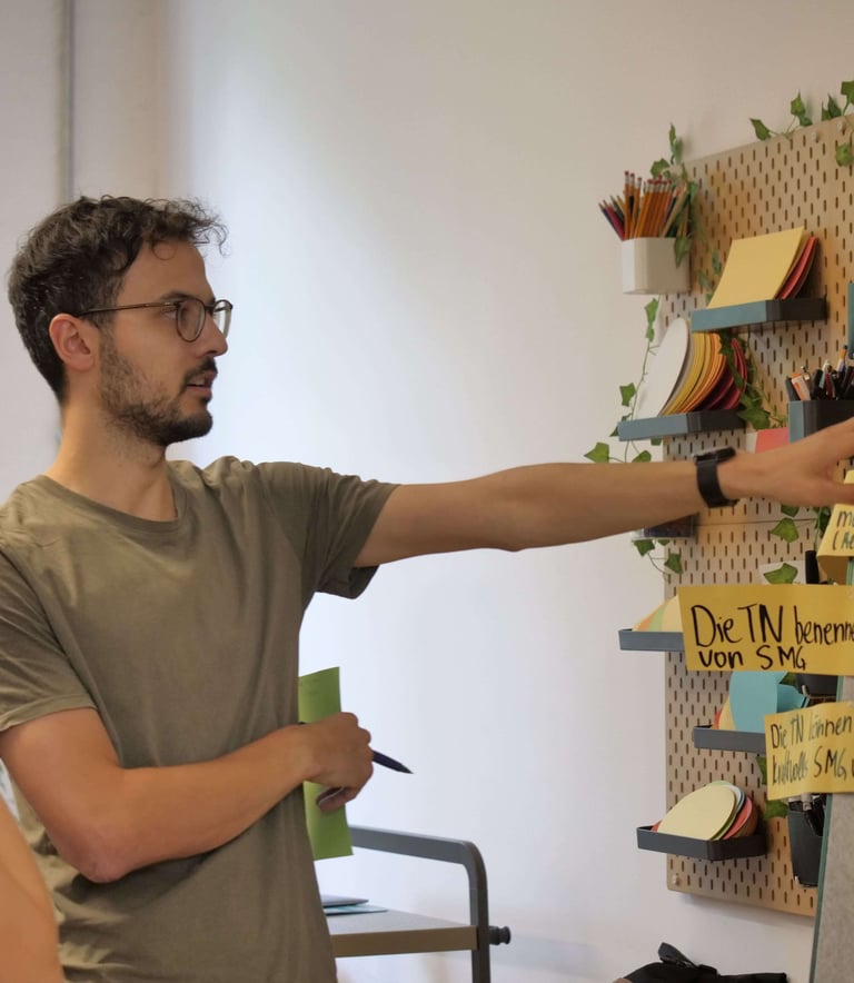 Experte für Klimapsychologie Fabian Hirt in einer Beratung einer Organisation