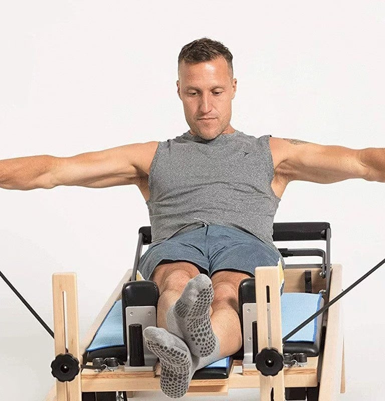 Hombre con toalla pilates antideslizantes azul 