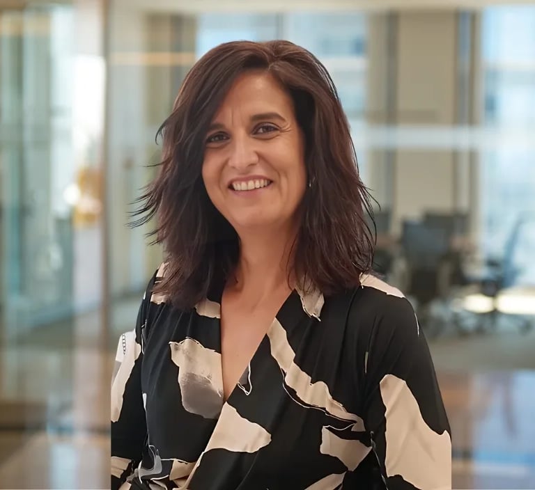 una mujer con un vestido blanco y negro sonriendo