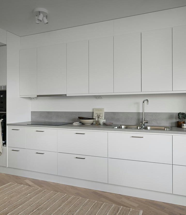 cuisine design, rénovation intérieure, cuisine blanche, plan de travail gris, style épuré
