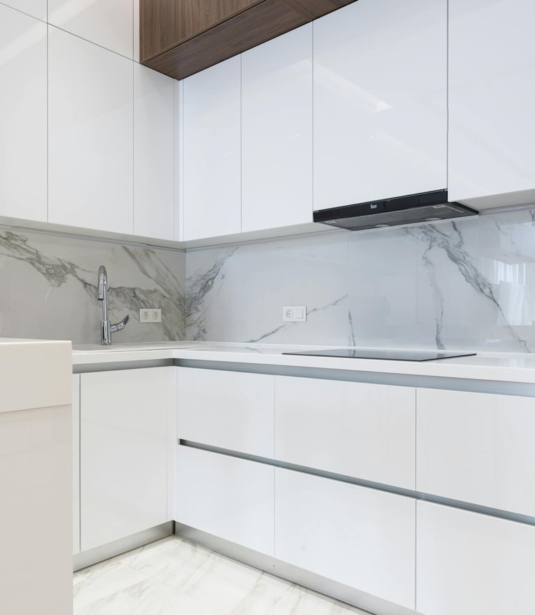 cuisine haut de gamme, rénovation moderne, crédence marbre, meubles blancs, aménagement cuisine