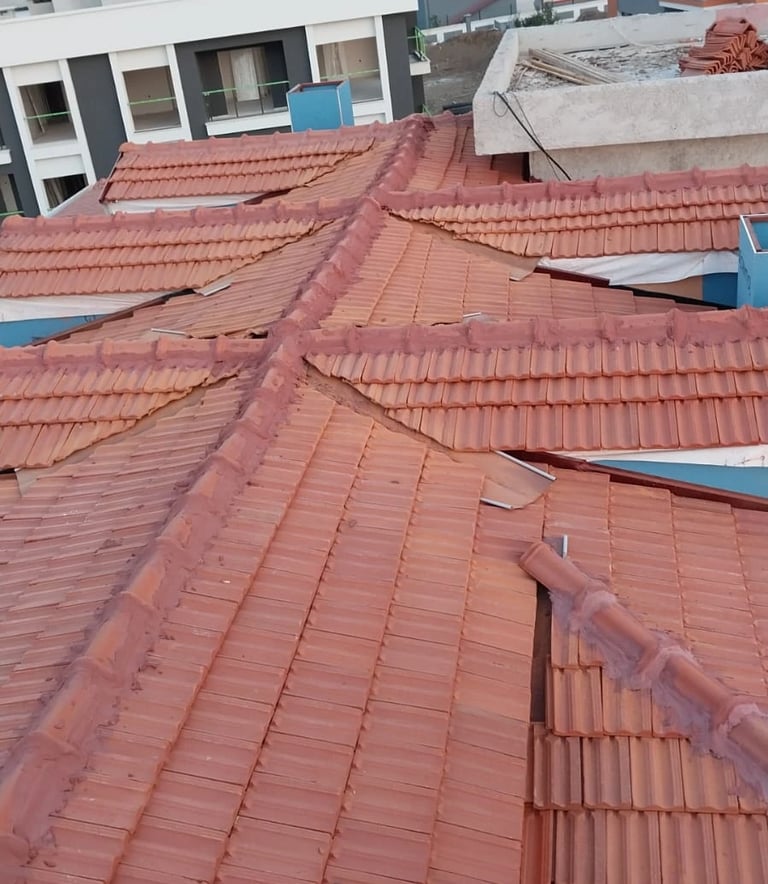 Ayvalık çatı ustası iş başında ayvalık bitişik nizam çatı kiremit işçiliğimiz