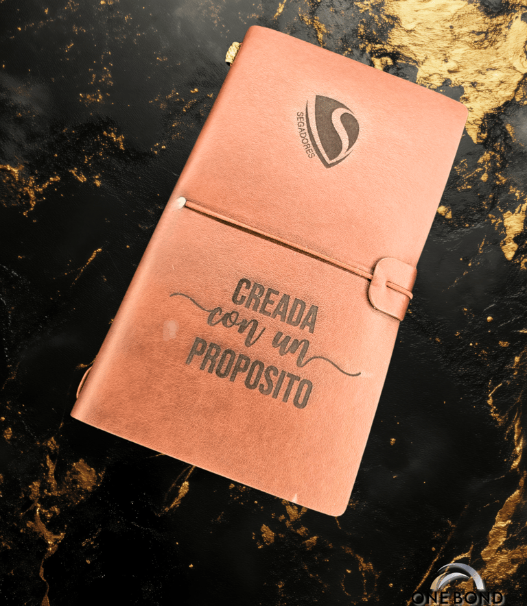 Agenda premium grabada en láser, diseñada para inspirar y acompañar cada día. Fabricada en cuero sintético de alta calidad, e