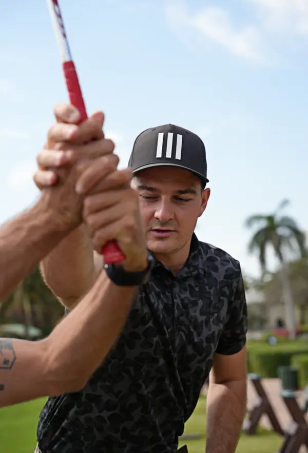 Santi Espinosa Golf Coach dando instrucciones a un alumno.