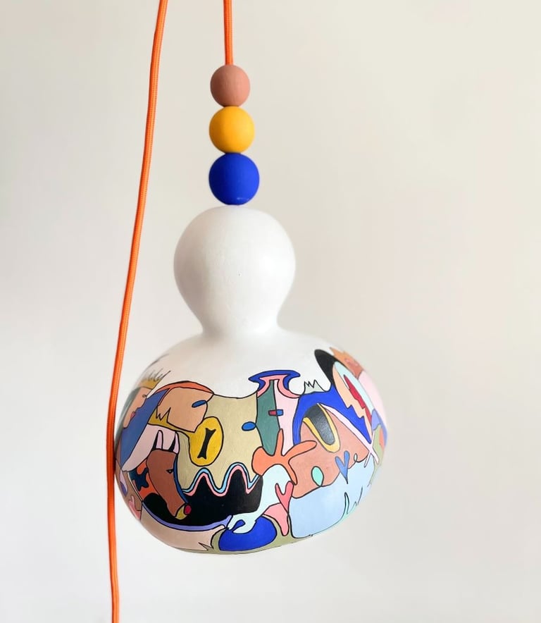 Luminaire peint par Claire Mahé