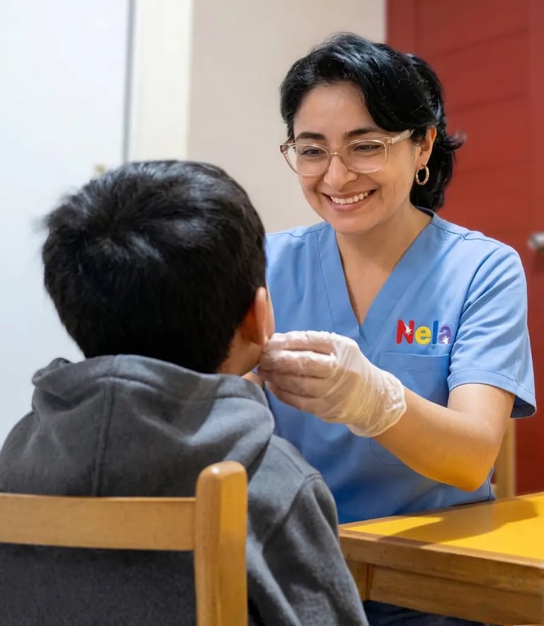 Especialista en desarrollo infantil de NELA trabajando con un niño en terapia personalizada