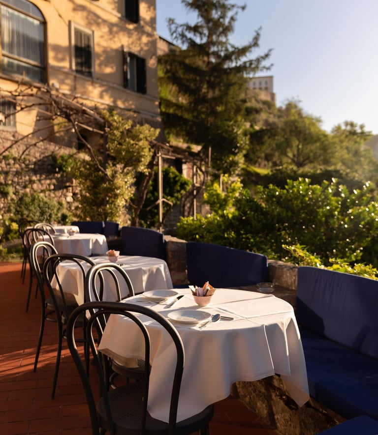 vista dei tavoli della terrazza apparecchiati per la colazione panoramica dell'hotel