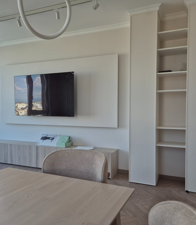 всекидневна с ТВ шкаф и мебели по поръчка – интериорен проект BrosMebel