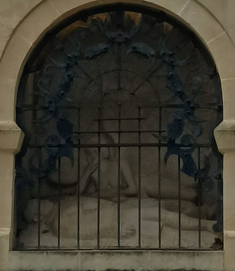 A zoom image of Paul Dardé's sculpture.