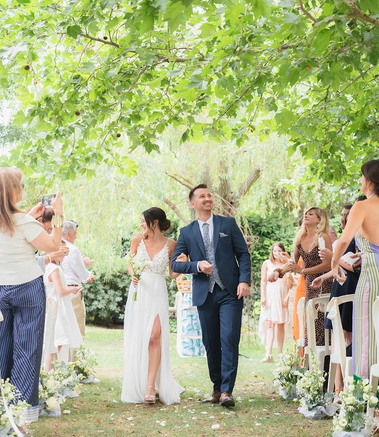 Mariés sortant de cérémonie entourés de leurs invités, organisation de mariage à Nîmes Clair Agende