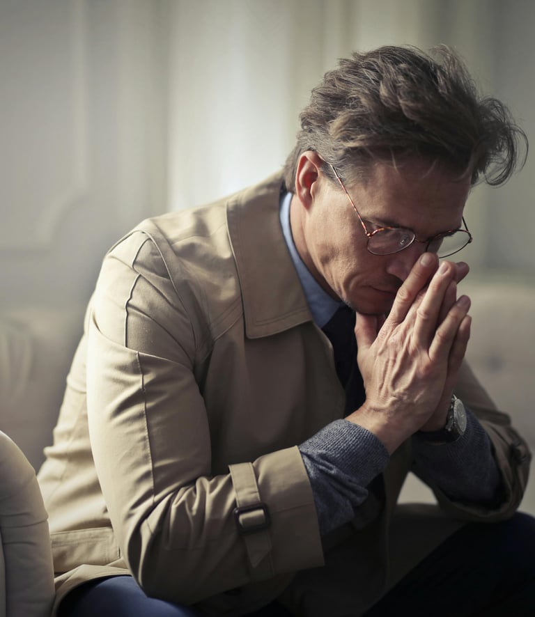 homme soucieux, tendu mentalement, anxieux