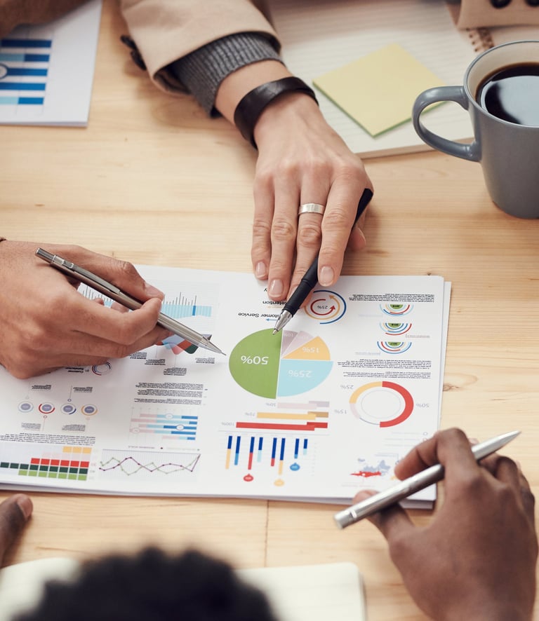 professionnels stressés en train de travailler en entreprise