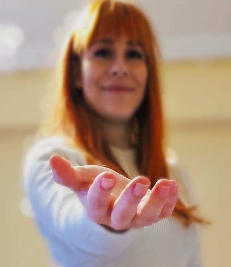 mujer psicóloga tendiendo una mano para atraer pacientes a sus servicios de terapia psicológica 