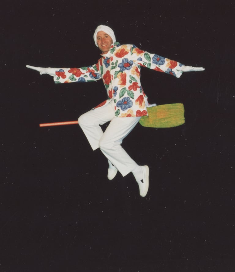 magicien-ou-sorcier-volant-sur-son-balai-fabuleux