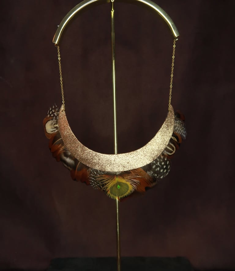 Collier en cuir pailleté doré et plumes de faisan, paon et pintade, avec chaîne en acier inoxydable