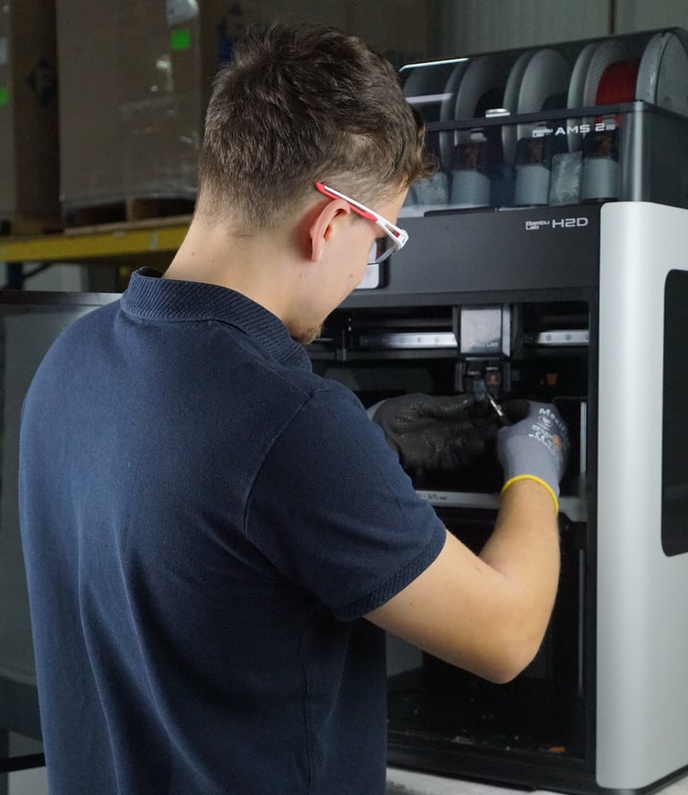 Unser Techniker bei der Wartung einer FDM-Anlage vor Ort.
