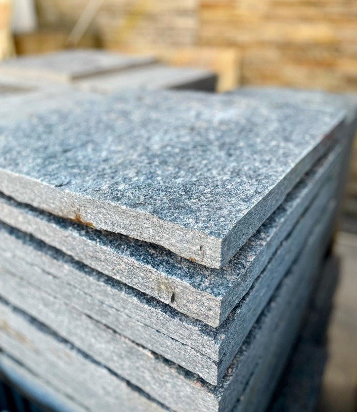 pedra miracema cinza serrada grossa no palete direto da pedreira jazida própria melhor preço rústica