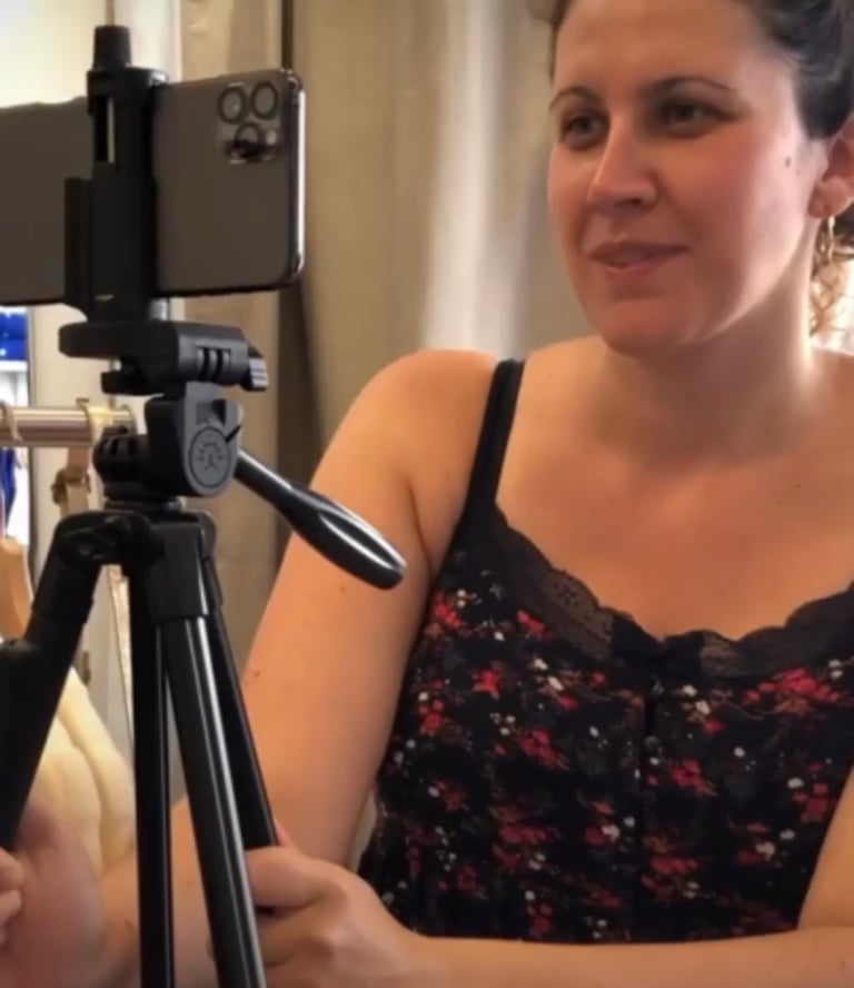 Portrait vidéaste léa olivier en tournage smartphone