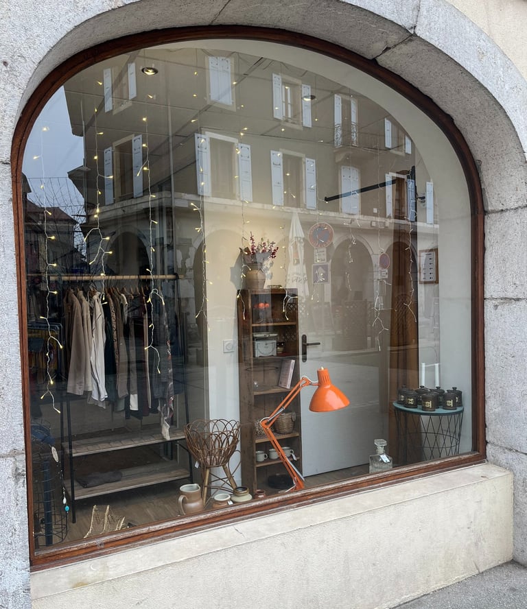 Boutique chinerie objets vintage friperie Gang des fées La Roche sur Foron