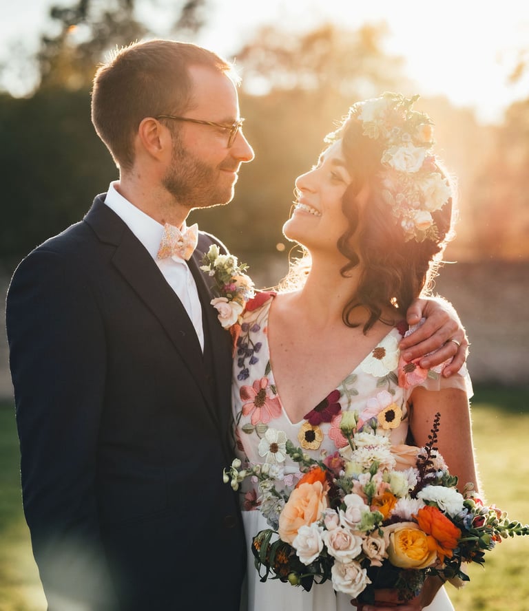 couple de mariés souriant