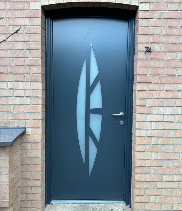 Porte en aluminium gris avec motifs