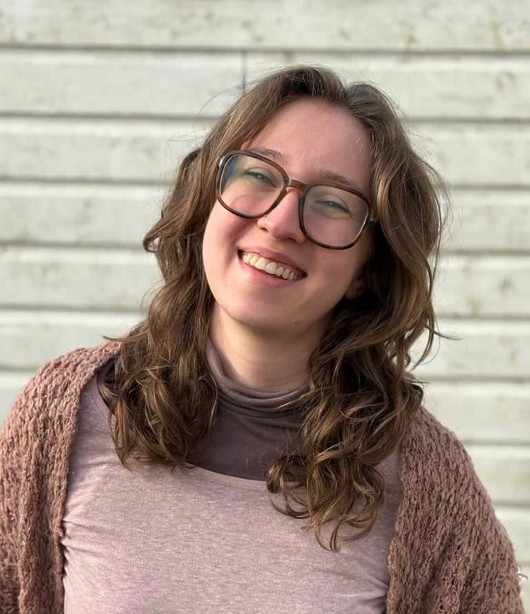 Frau mit Brille und Cadigan