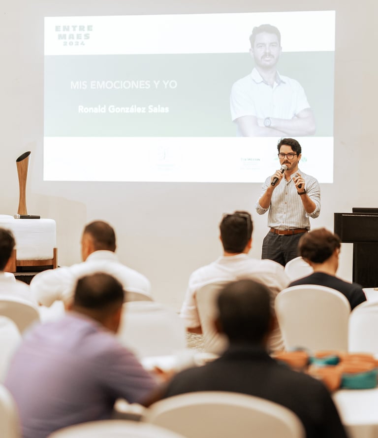 Psicólogo profesional dando una charla sobre las emociones en Hotel playa Conchal en Guanacaste. 